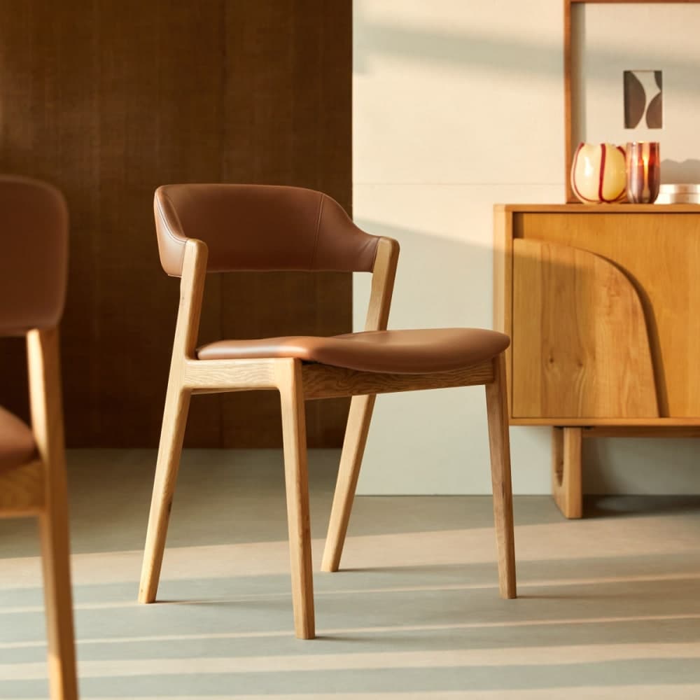 silla comedor madera roble, silla cuero marrón diseño
