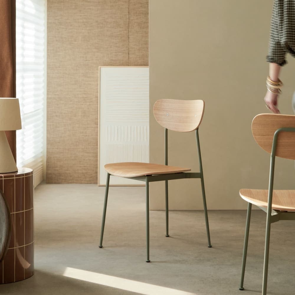 Silla de comedor de madera de fresno y metal verde