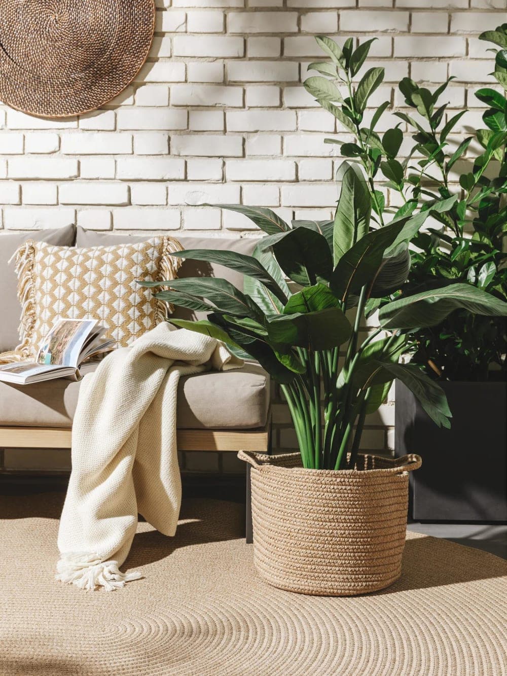 cesta decorativa beige, cesta de fibras naturales