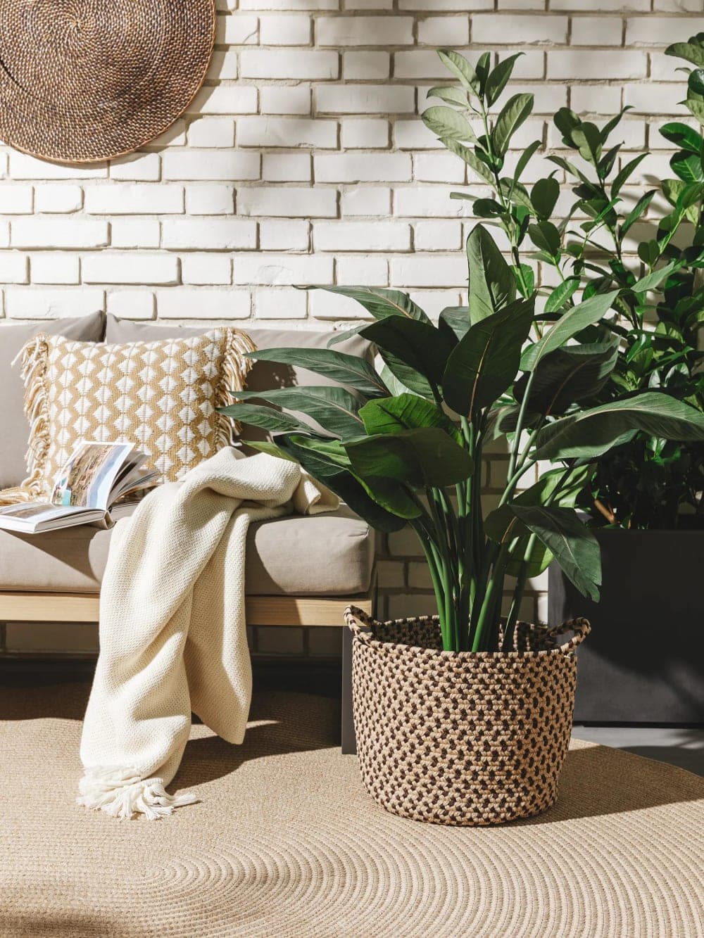 Cesta decorativa trenzada beige y marrón