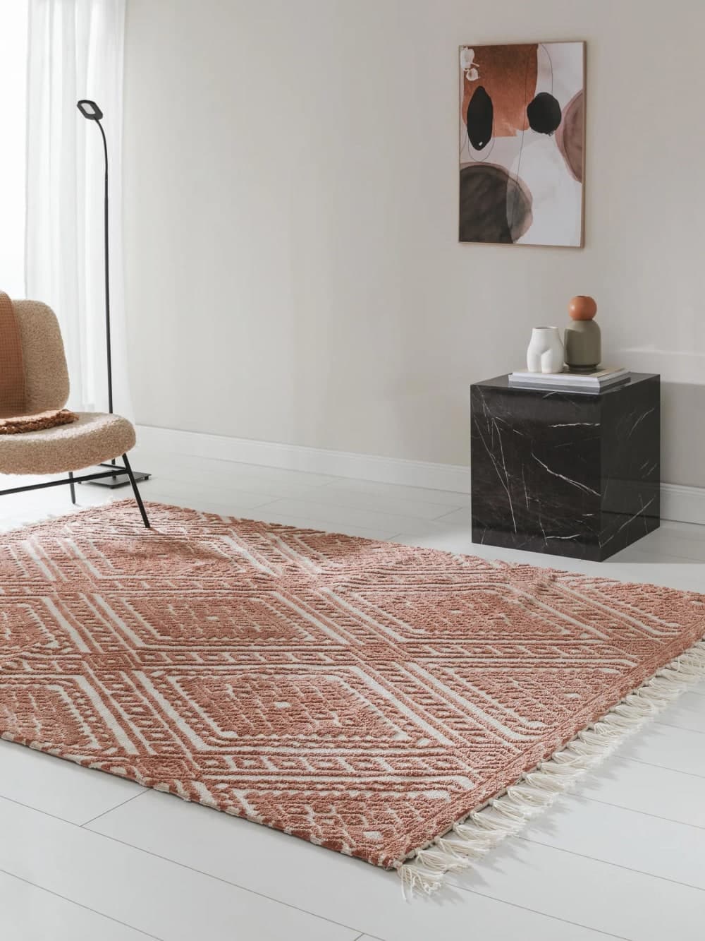 Alfombra rectangular color terracota con patrón geométrico