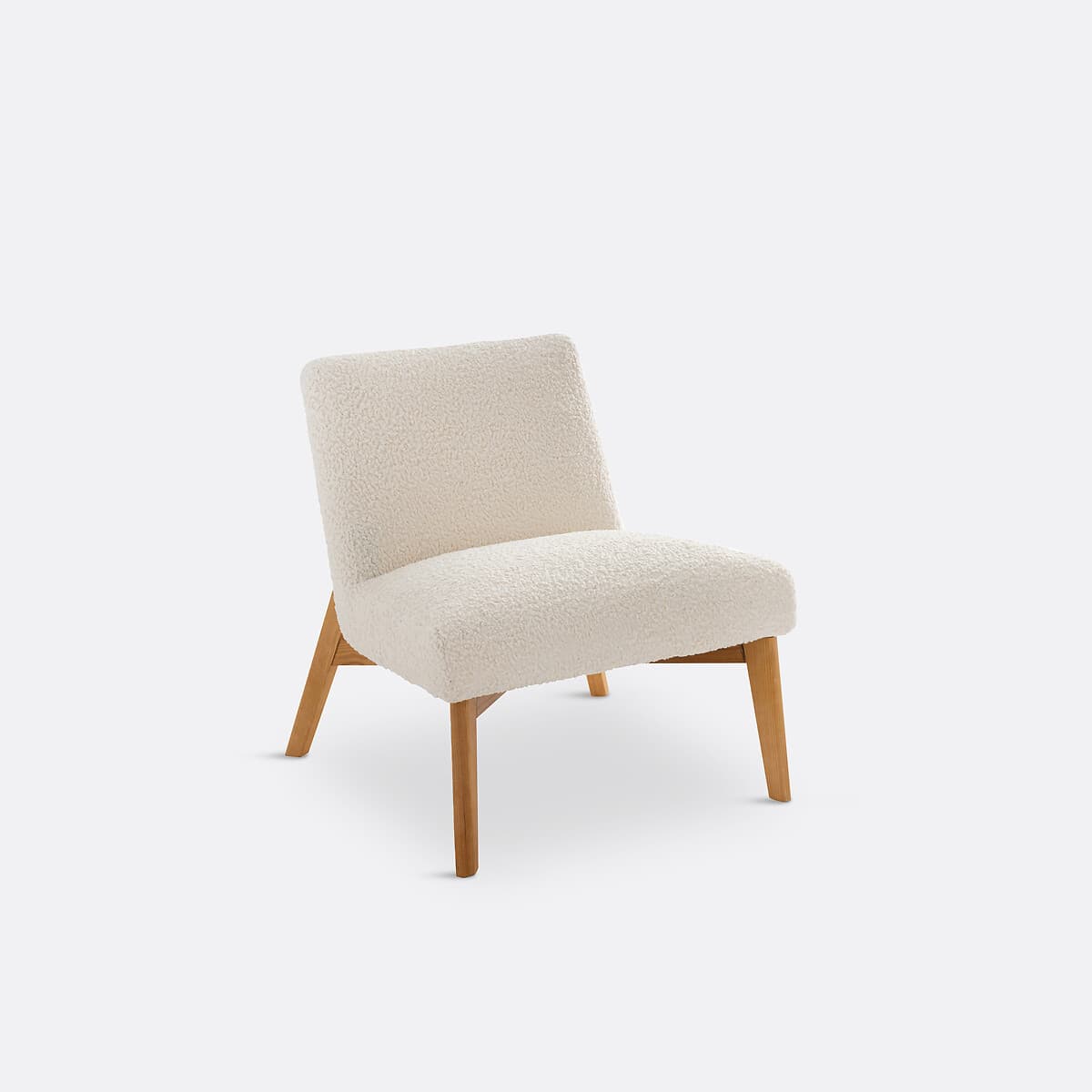 Sillón tapizado en tejido bouclé con patas de madera