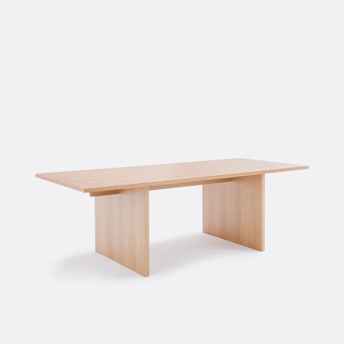 Mesa de comedor rectangular de madera clara