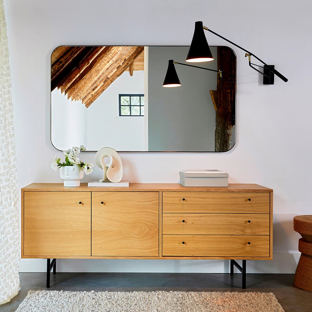 Aparador de madera clara con espejo