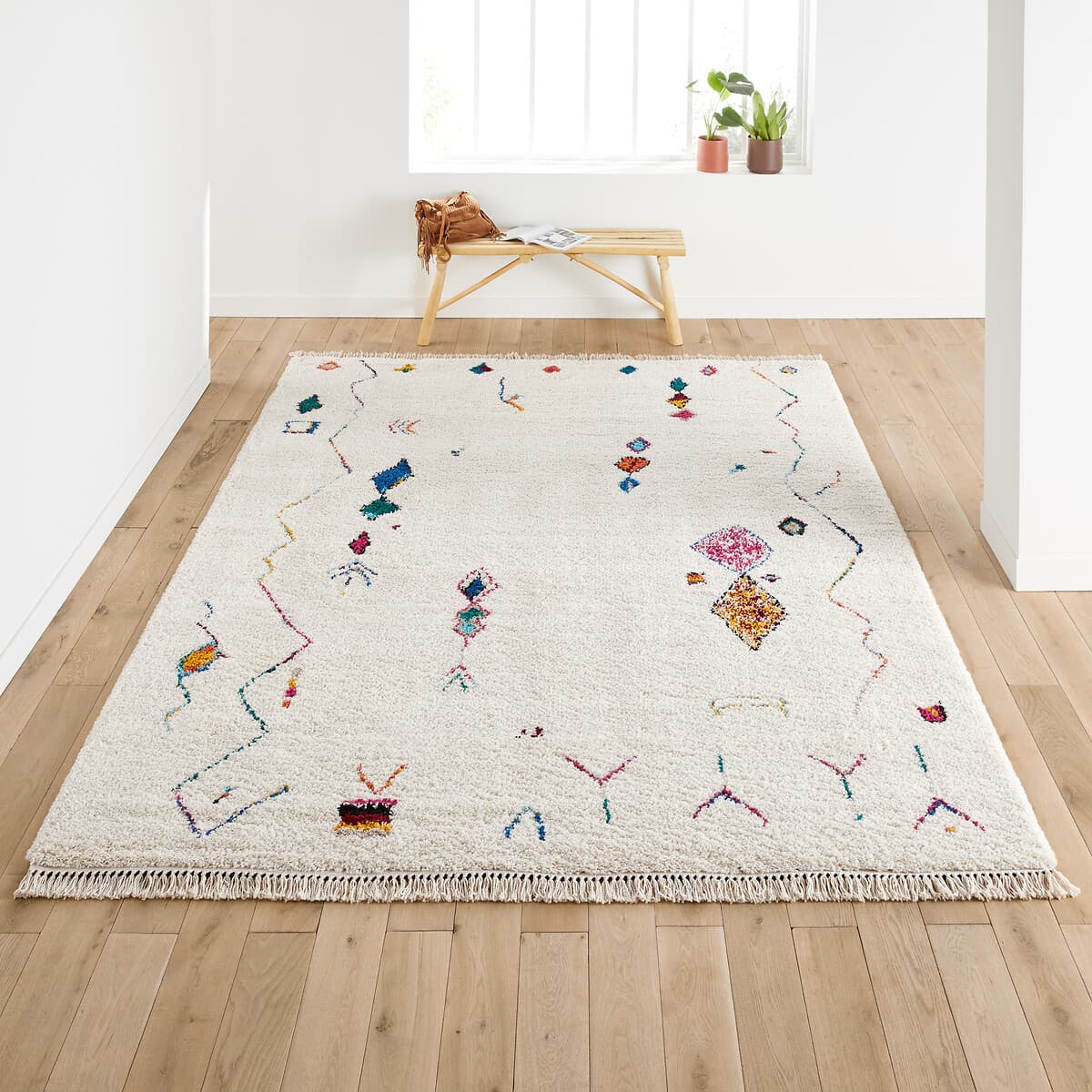 Alfombra de lana blanca con motivos geométricos