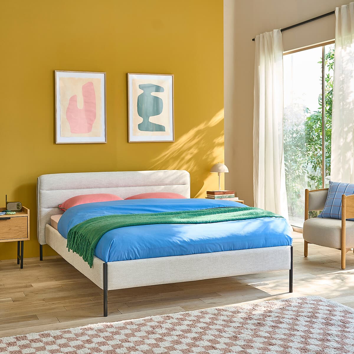 Cama tapizada con cabecero de lino natural