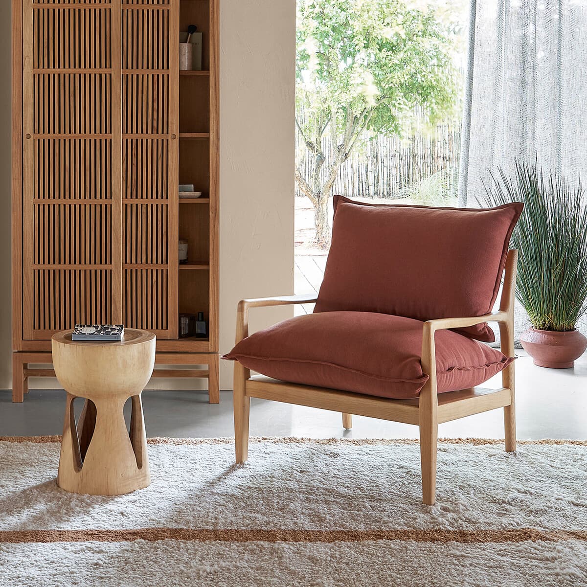 Sillón de madera con cojines color teja