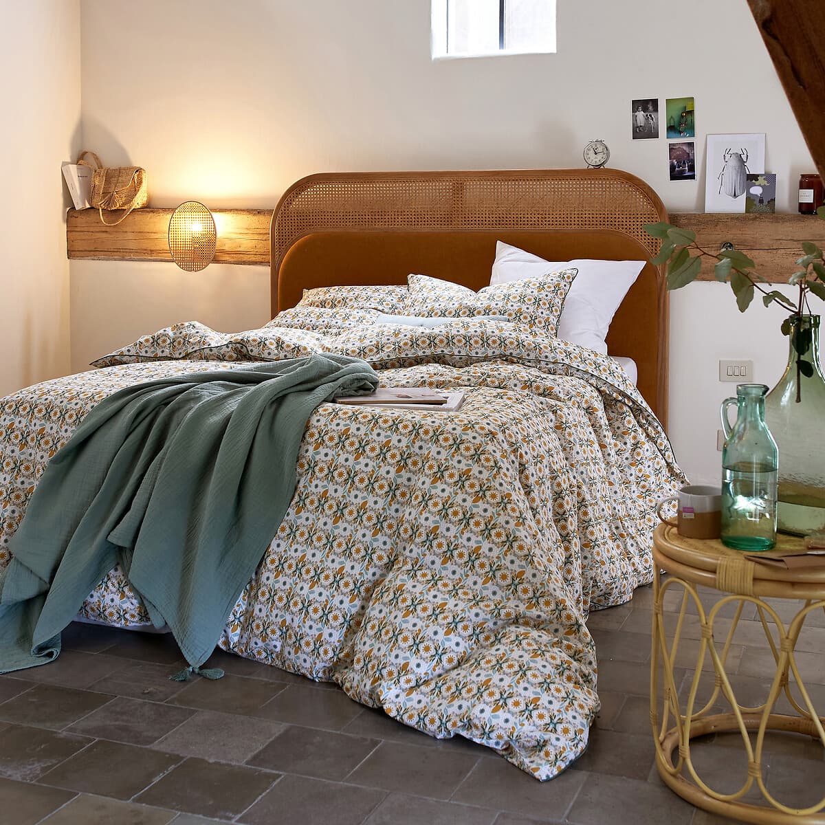 Cama de matrimonio con cabecero de rejilla de ratán