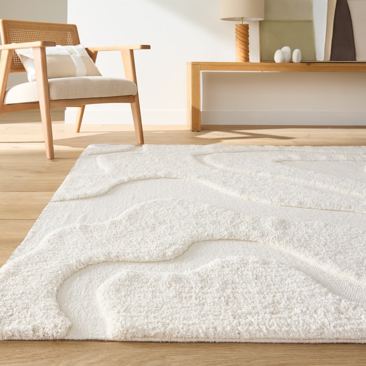 Alfombra de lana blanca con diseño abstracto