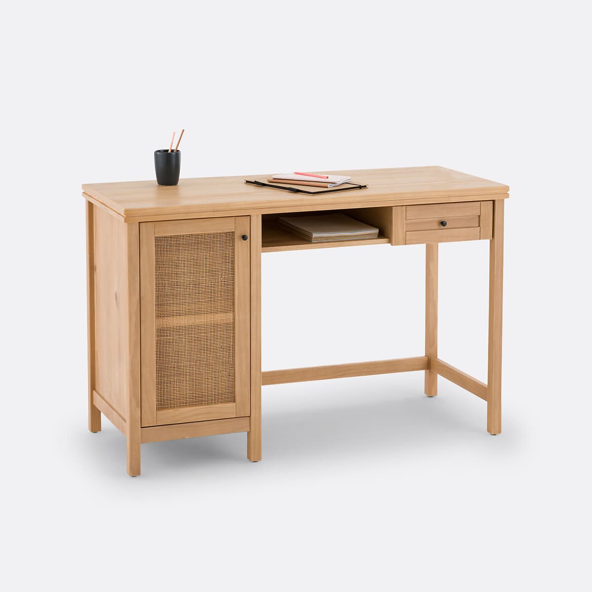 Escritorio de madera clara con puerta de rejilla