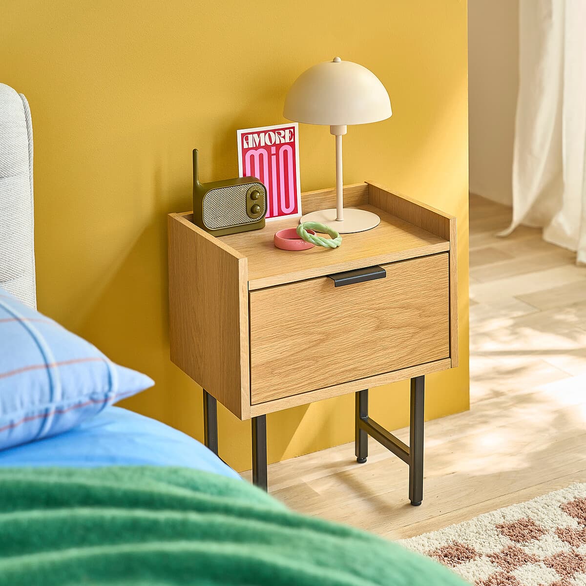 Mesita de noche de madera clara y patas metálicas