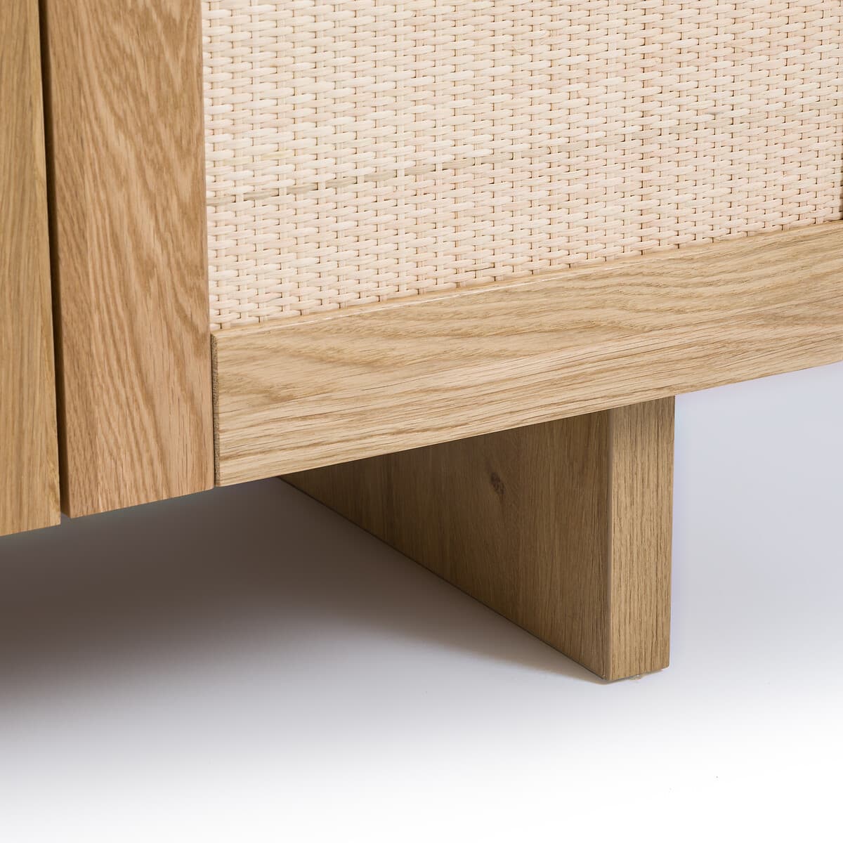 Aparador de madera clara con rejilla de ratán