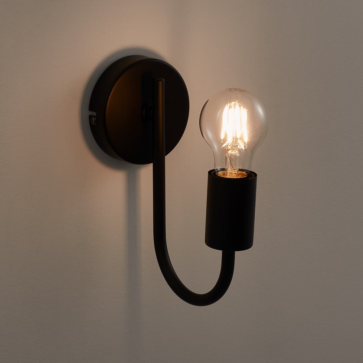 Aplique de pared negro con bombilla vista