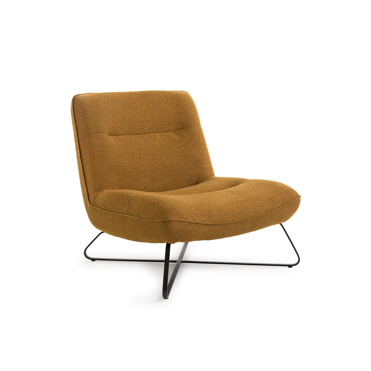 Sillón tapizado marrón con base de metal negro