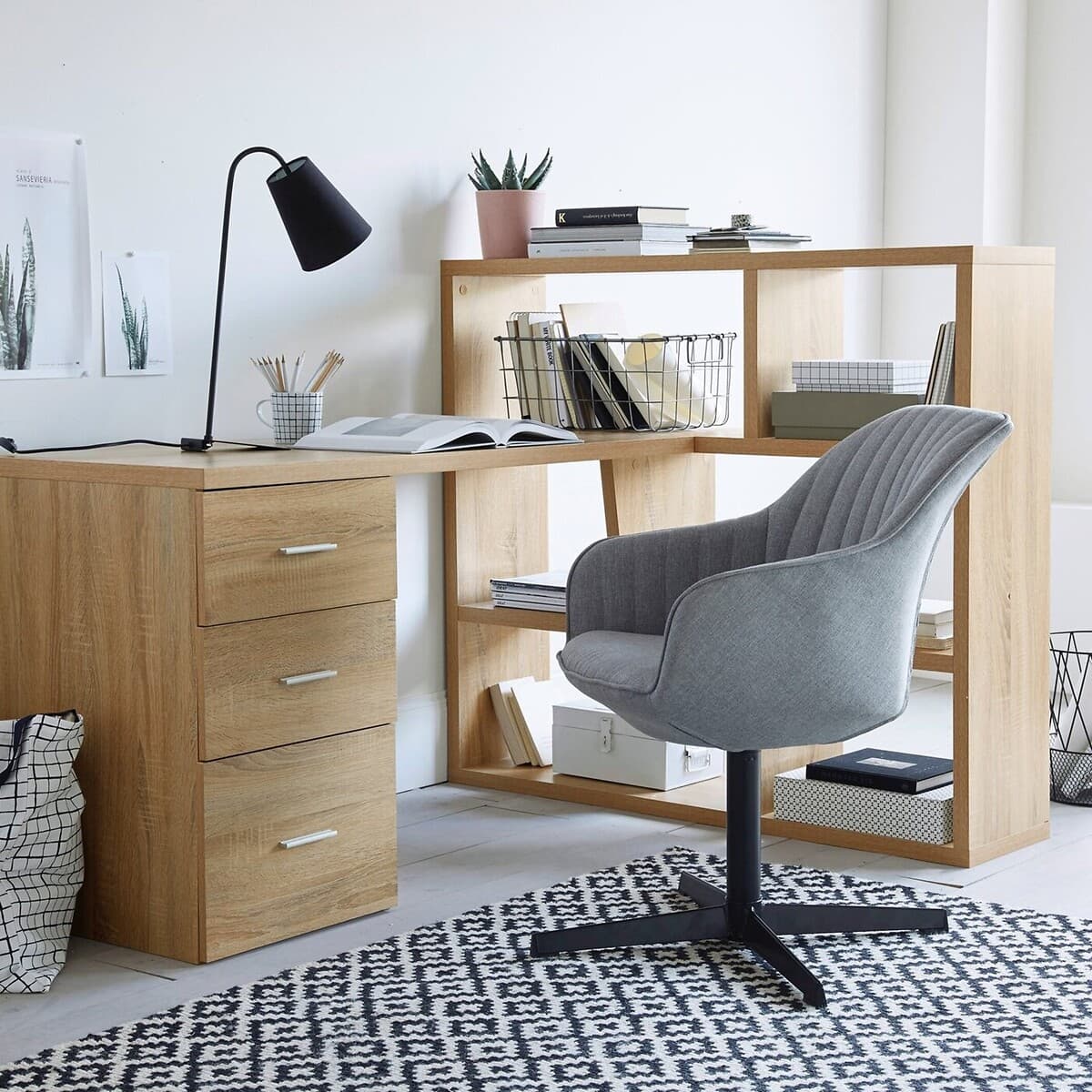 Escritorio esquinero con estantería y silla giratoria gris