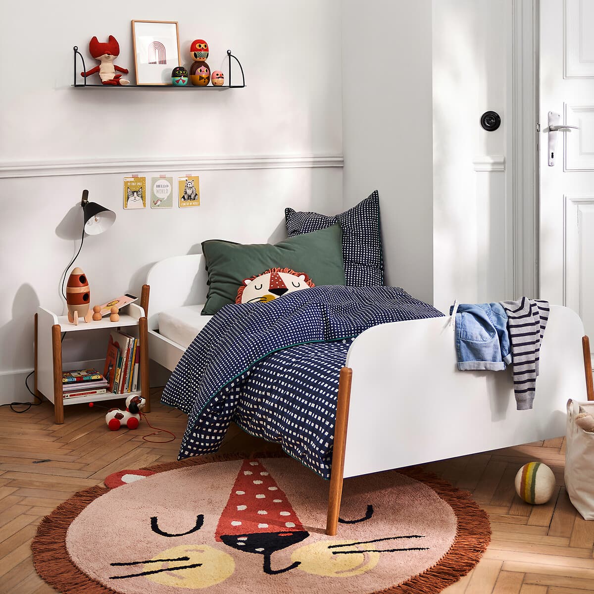 Cama infantil blanca con detalles en madera