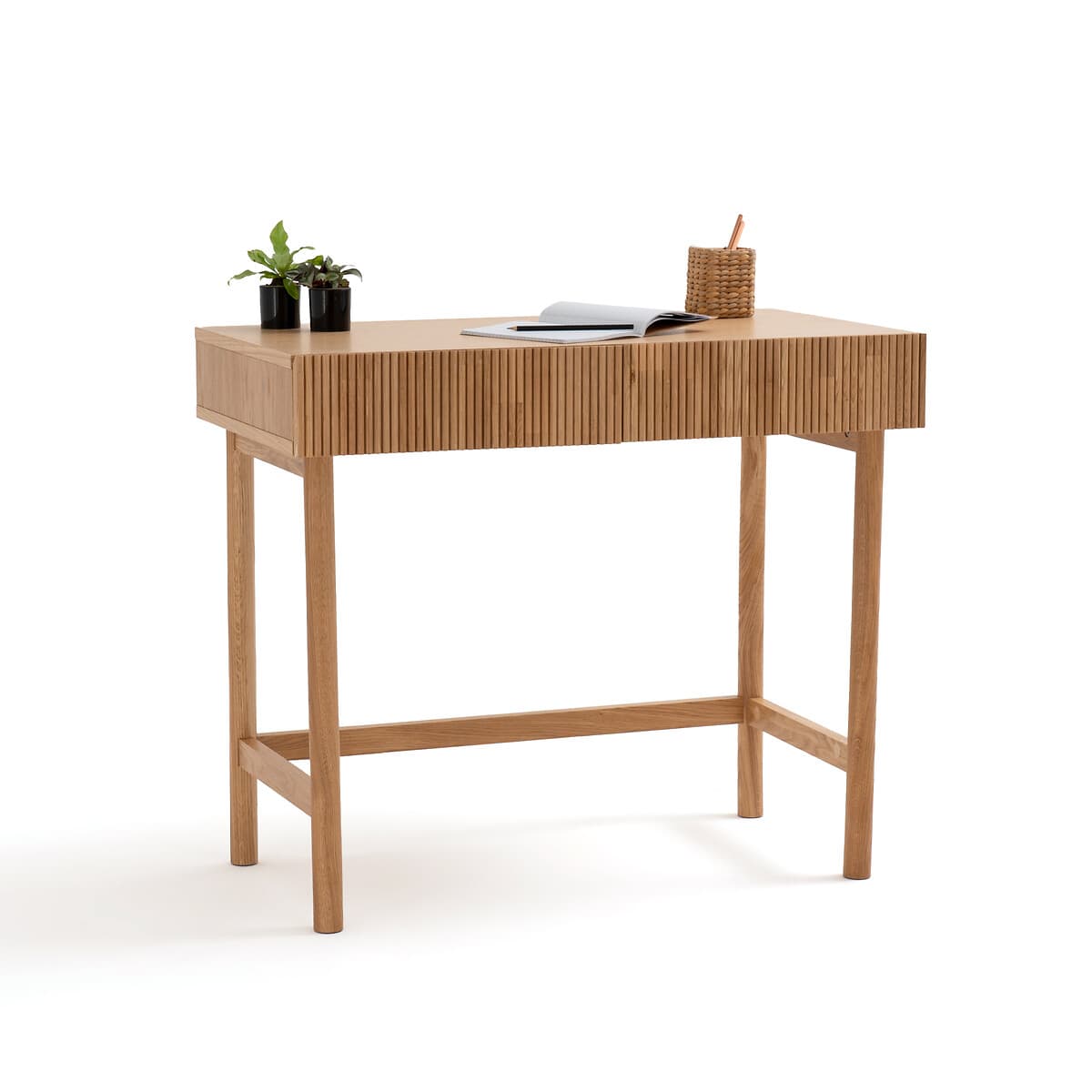 Escritorio de madera clara con cajones