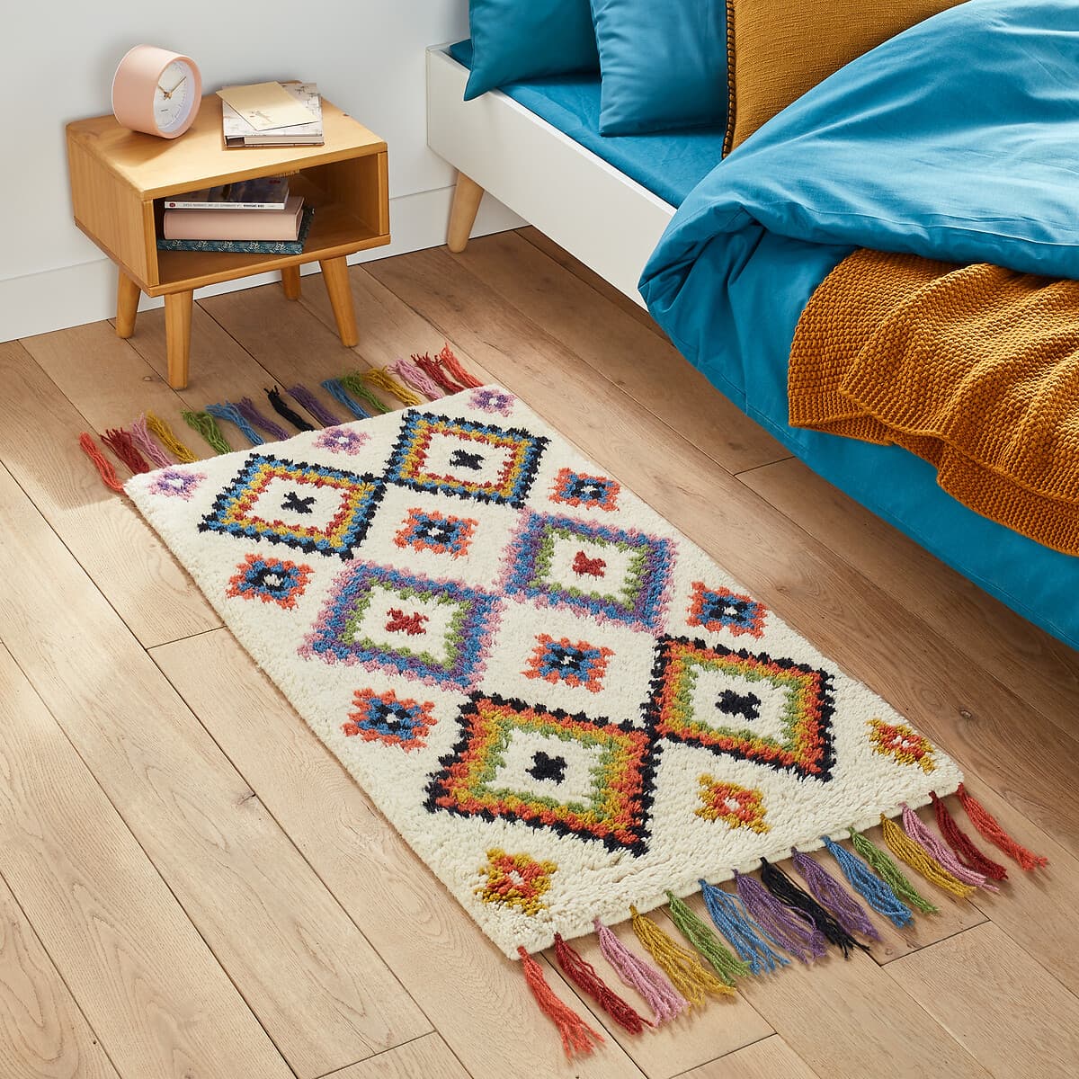 alfombra boho dormitorio, alfombra flecos colores