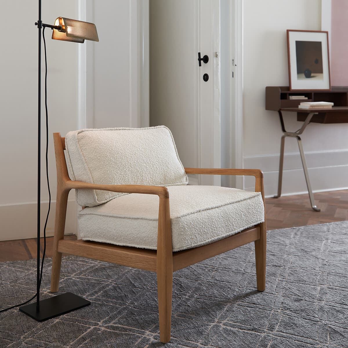 Sillón de madera clara y tapicería bouclé