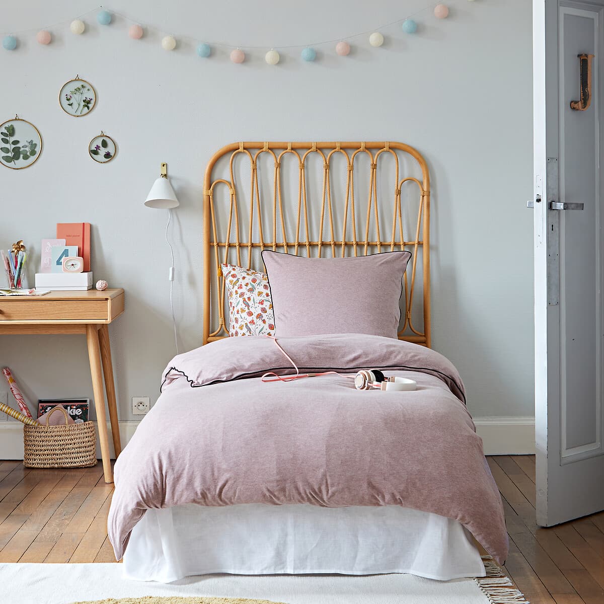 Cama individual con cabecero de ratán