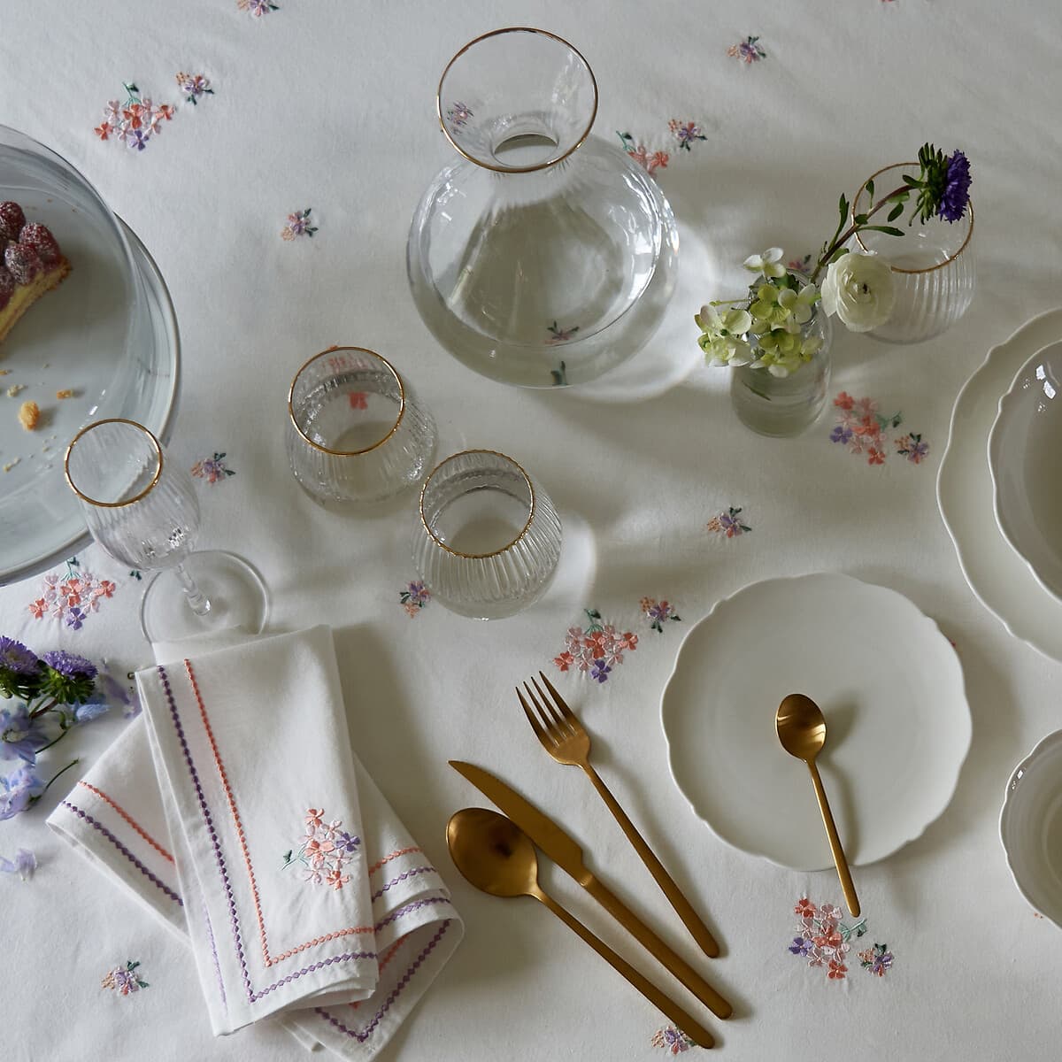 Vajilla de mesa con detalles dorados