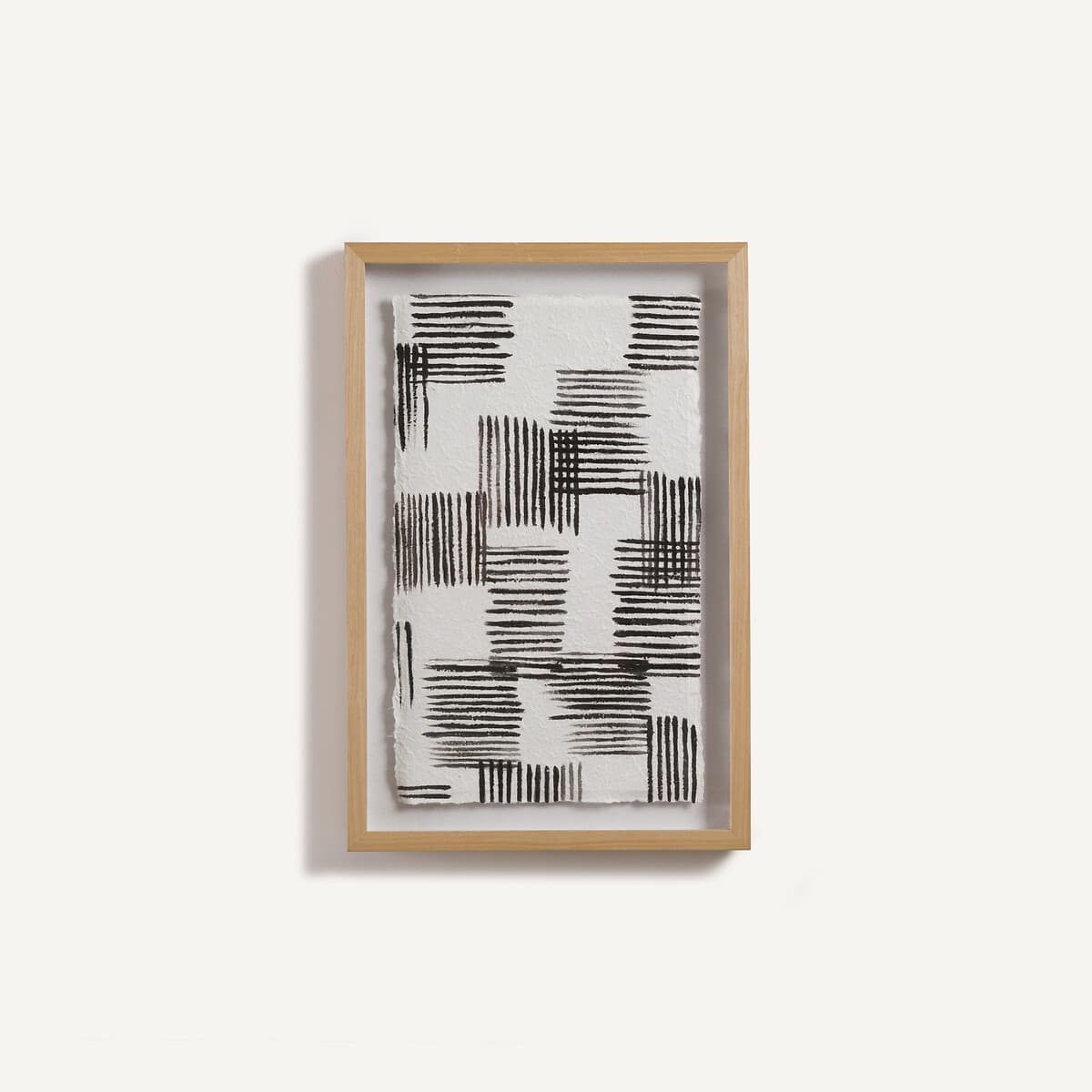 Cuadro abstracto con marco de madera clara