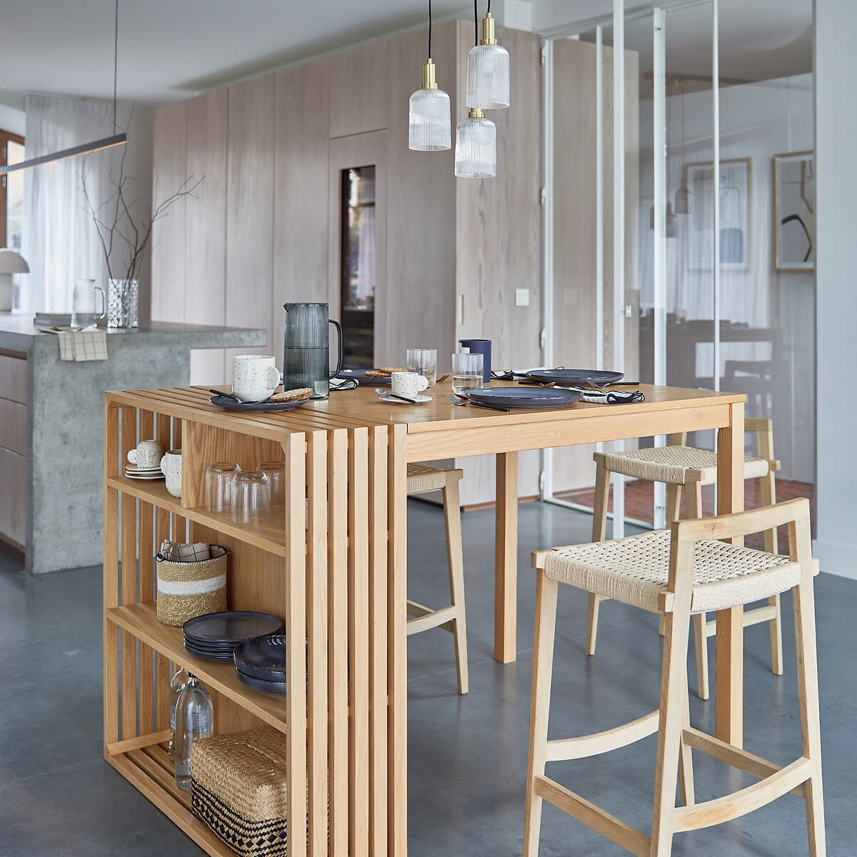 mesa alta cocina madera clara, taburetes altos cocina ratán