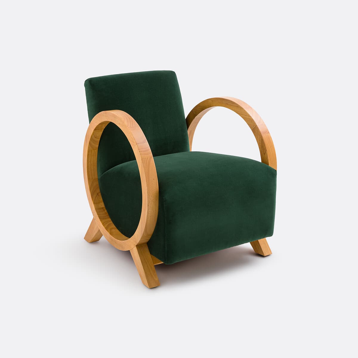 Sillón de terciopelo verde con estructura de madera clara