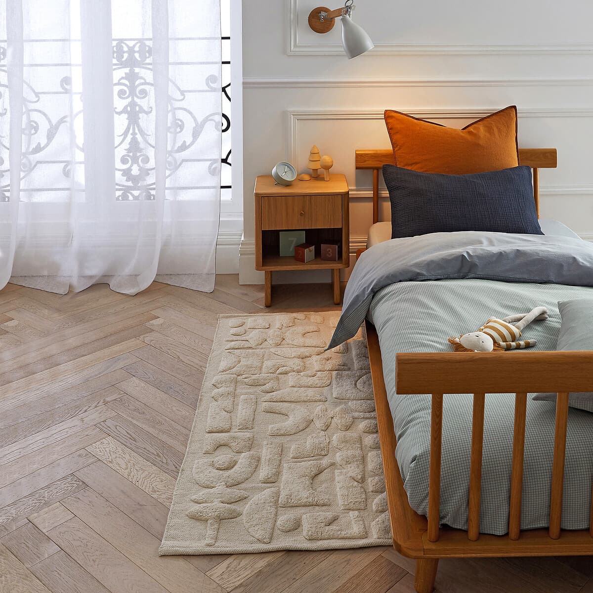 Cama individual de madera clara estilo nórdico