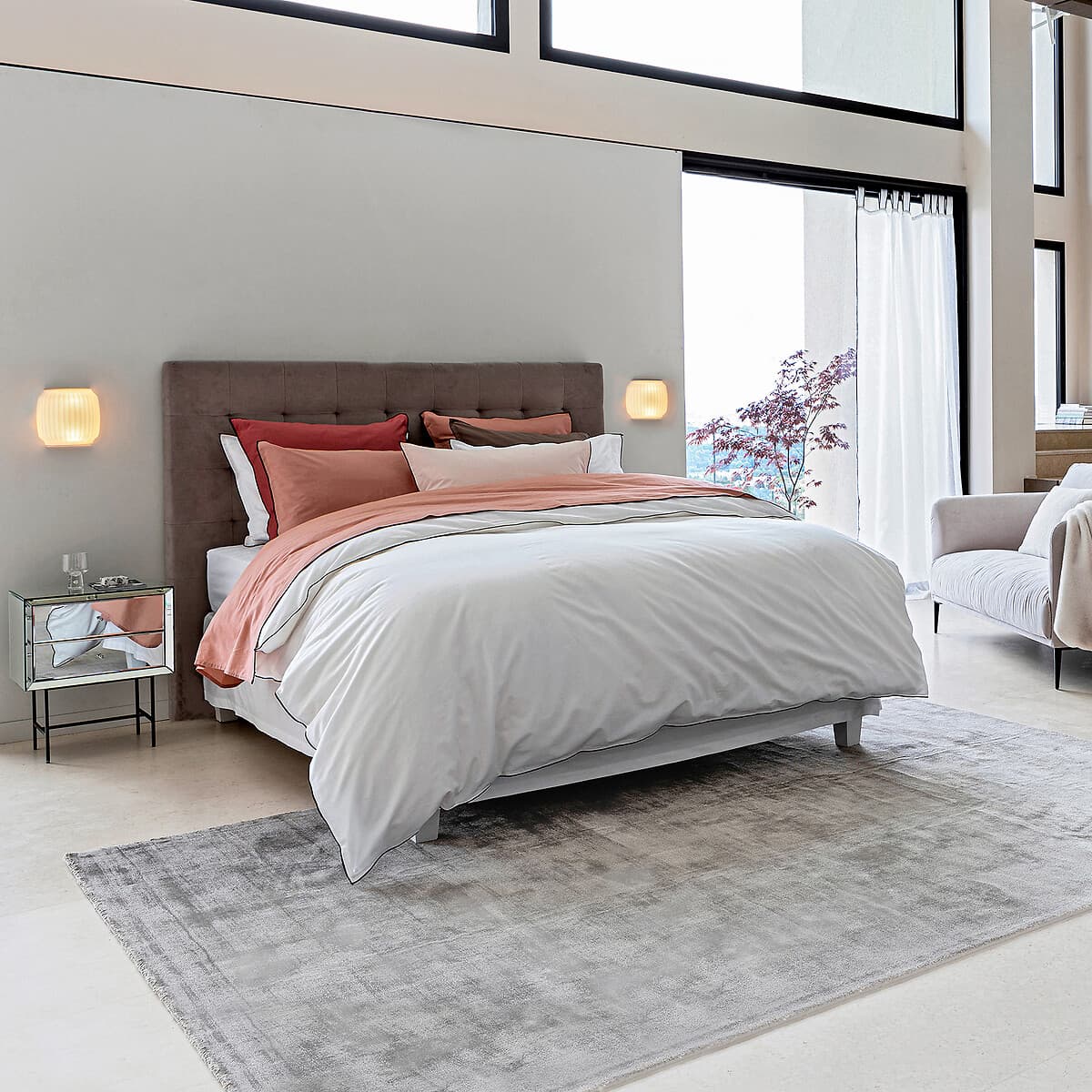 Cama de matrimonio tapizada en terciopelo marrón