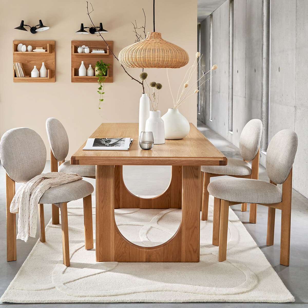 Mesa de comedor rectangular de madera clara y sillas tapizadas