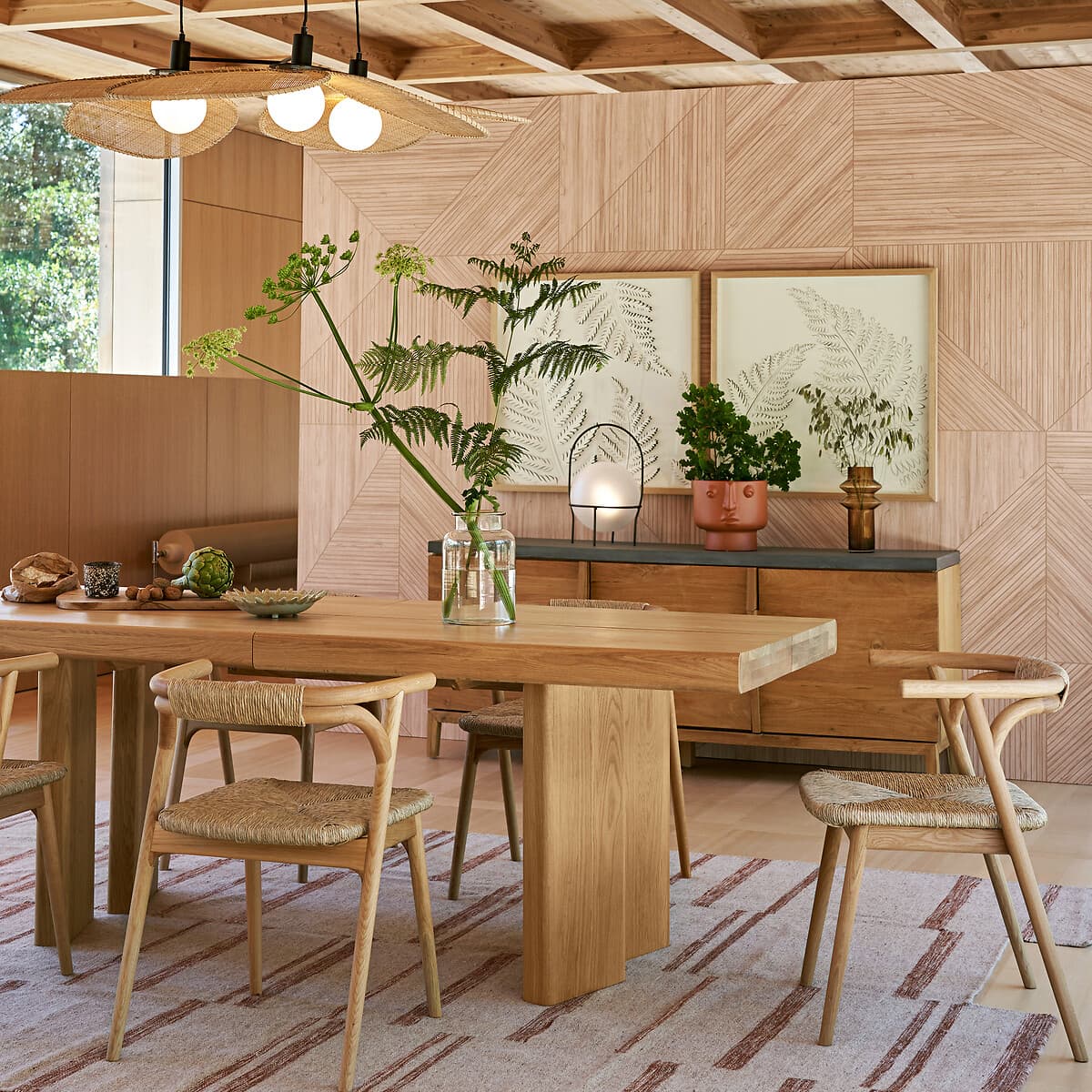 mesa comedor madera clara, sillas ratán diseño