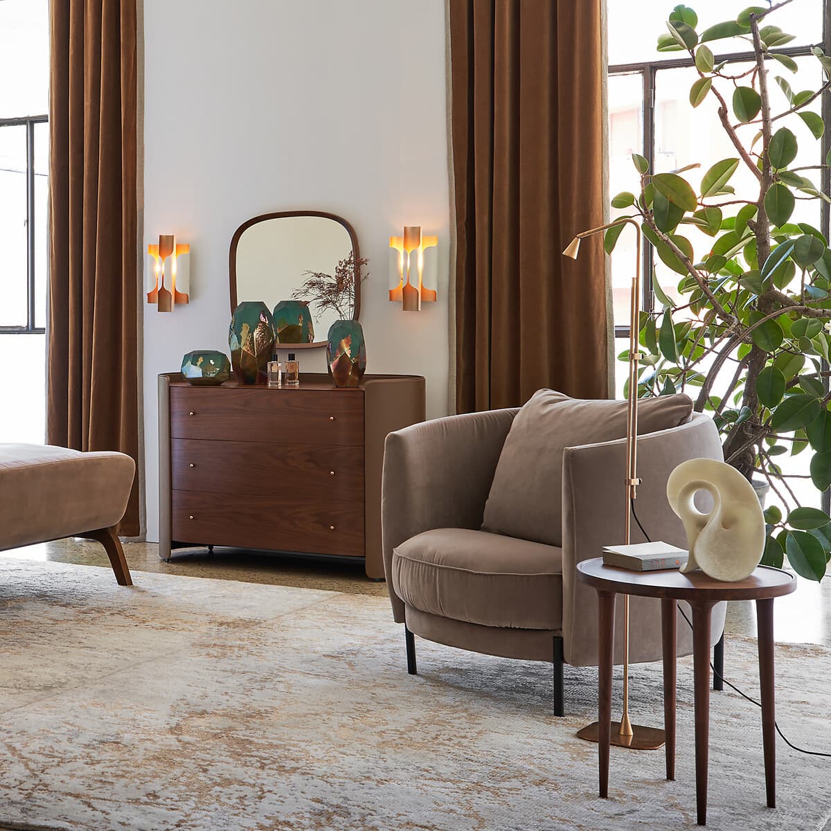 Sillón tapizado de terciopelo beige