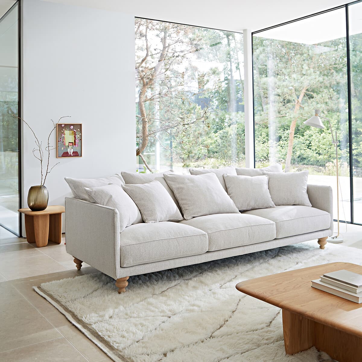 Sofá de lino beige con cojines