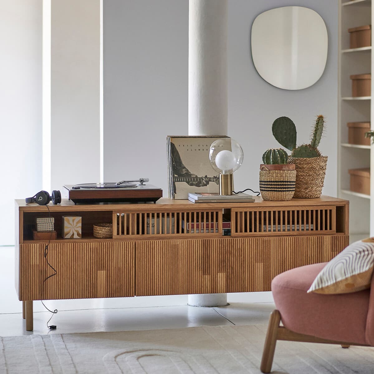 Aparador de madera con diseño de listones