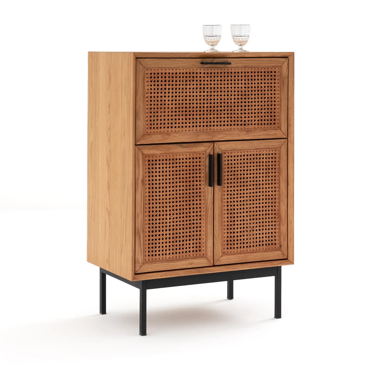 Aparador de madera con detalles de ratán