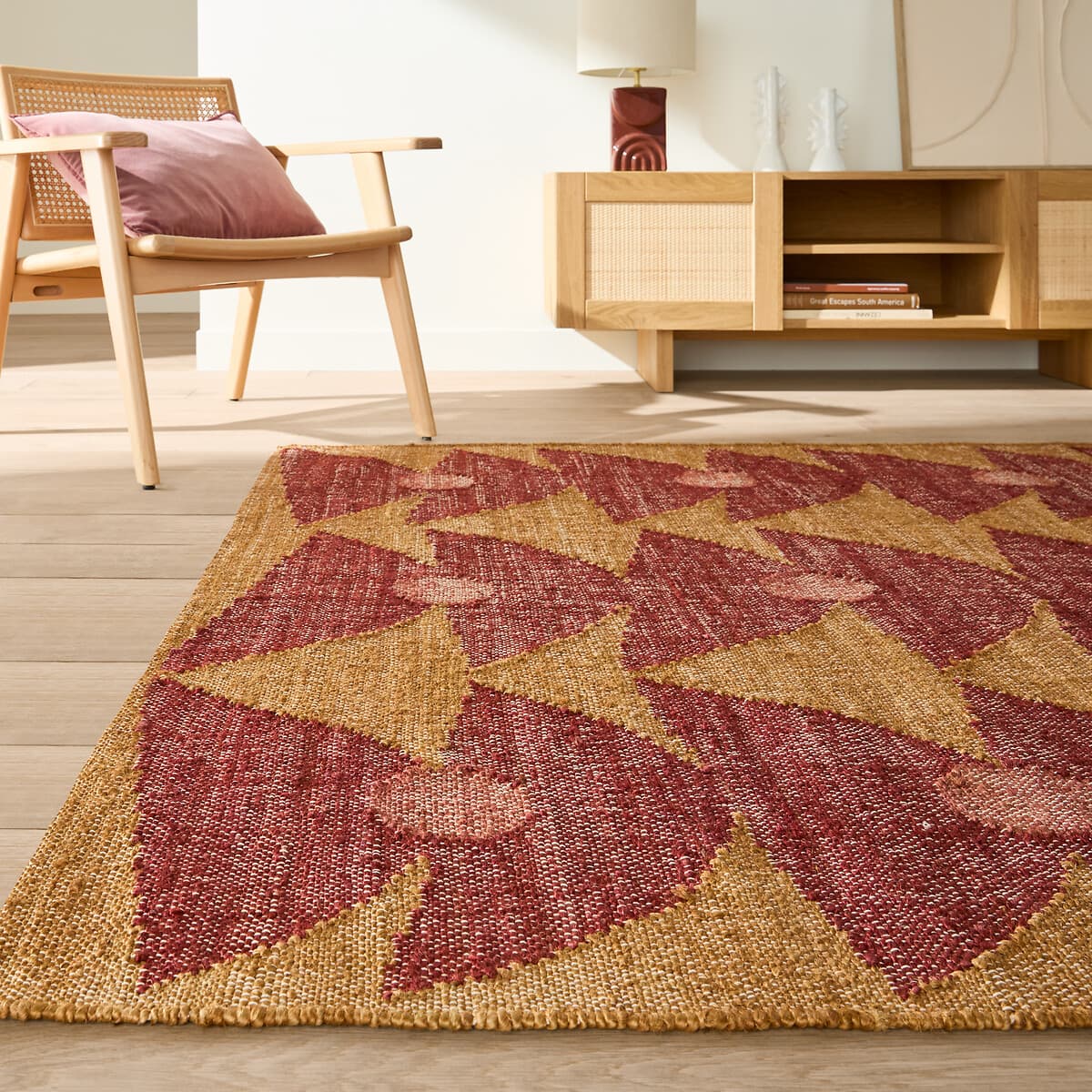 alfombra yute geométrica, alfombra salón roja dorada