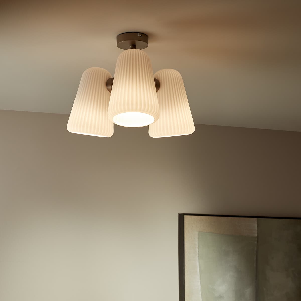 Lámpara de techo colgante blanca con tres luces