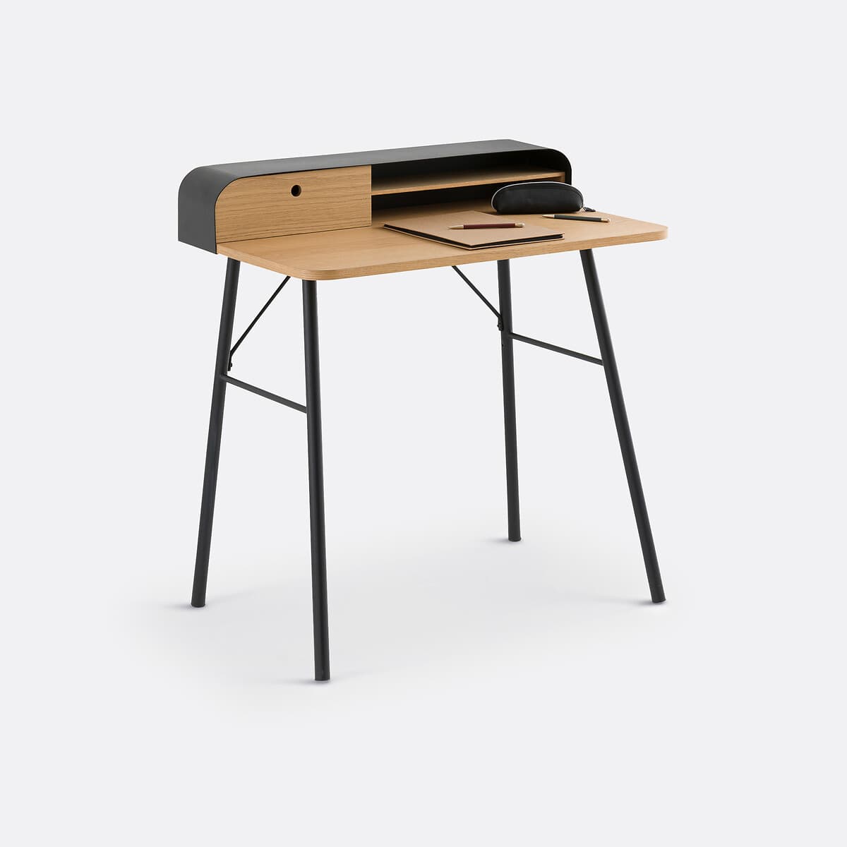 Escritorio de madera clara con almacenamiento negro