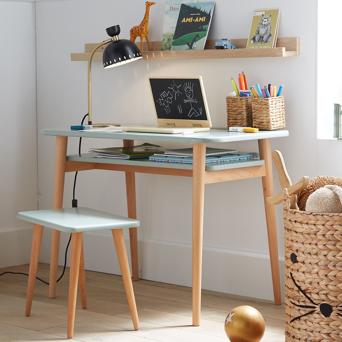 Escritorio infantil de madera clara con taburete