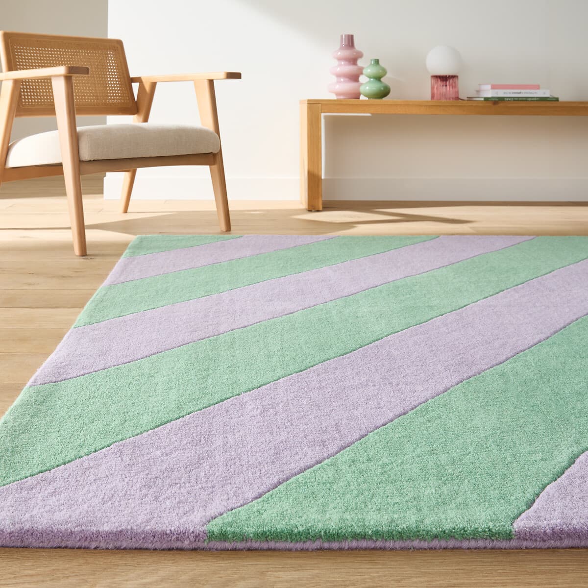 alfombra rayas colores pastel, alfombra salón verde y lila