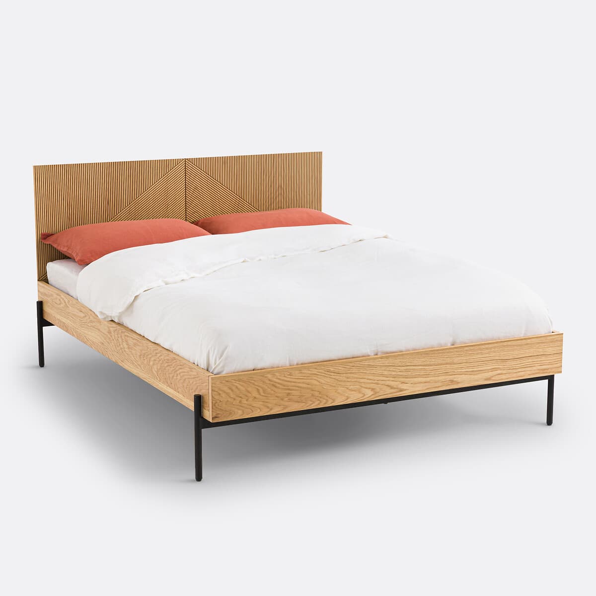 Cama de madera clara con cabecero diseño geométrico