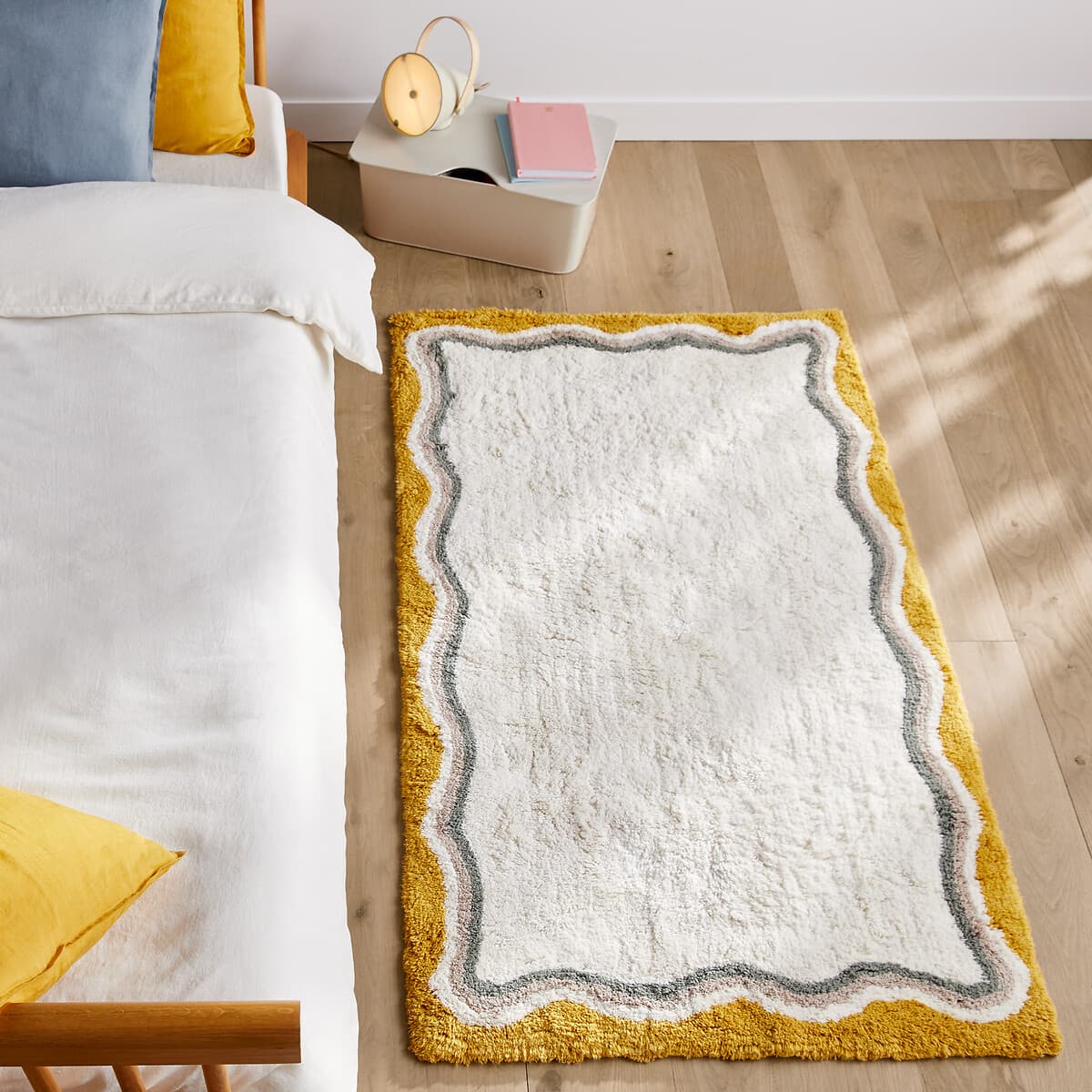 Alfombra de algodón blanca con borde amarillo ondulado