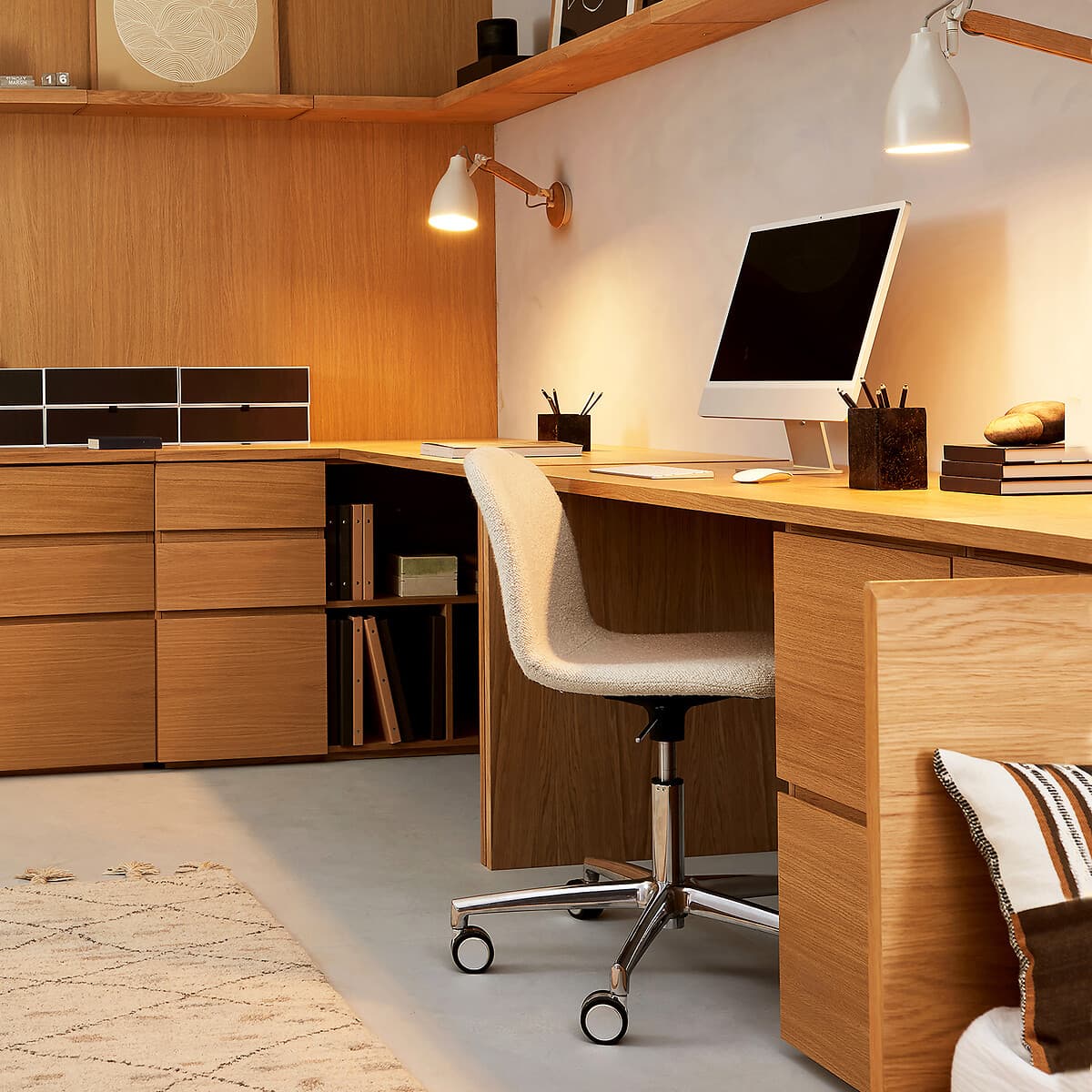 Silla de Escritorio Tapizada en Beige con Base Cromada