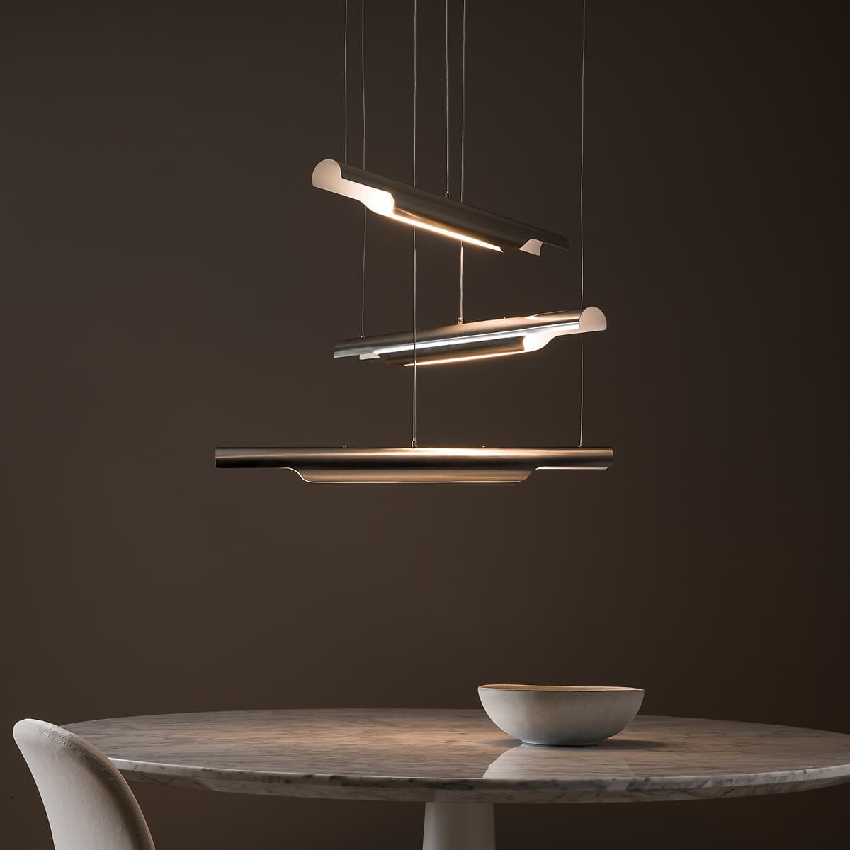 Lámpara colgante de metal plateado moderna