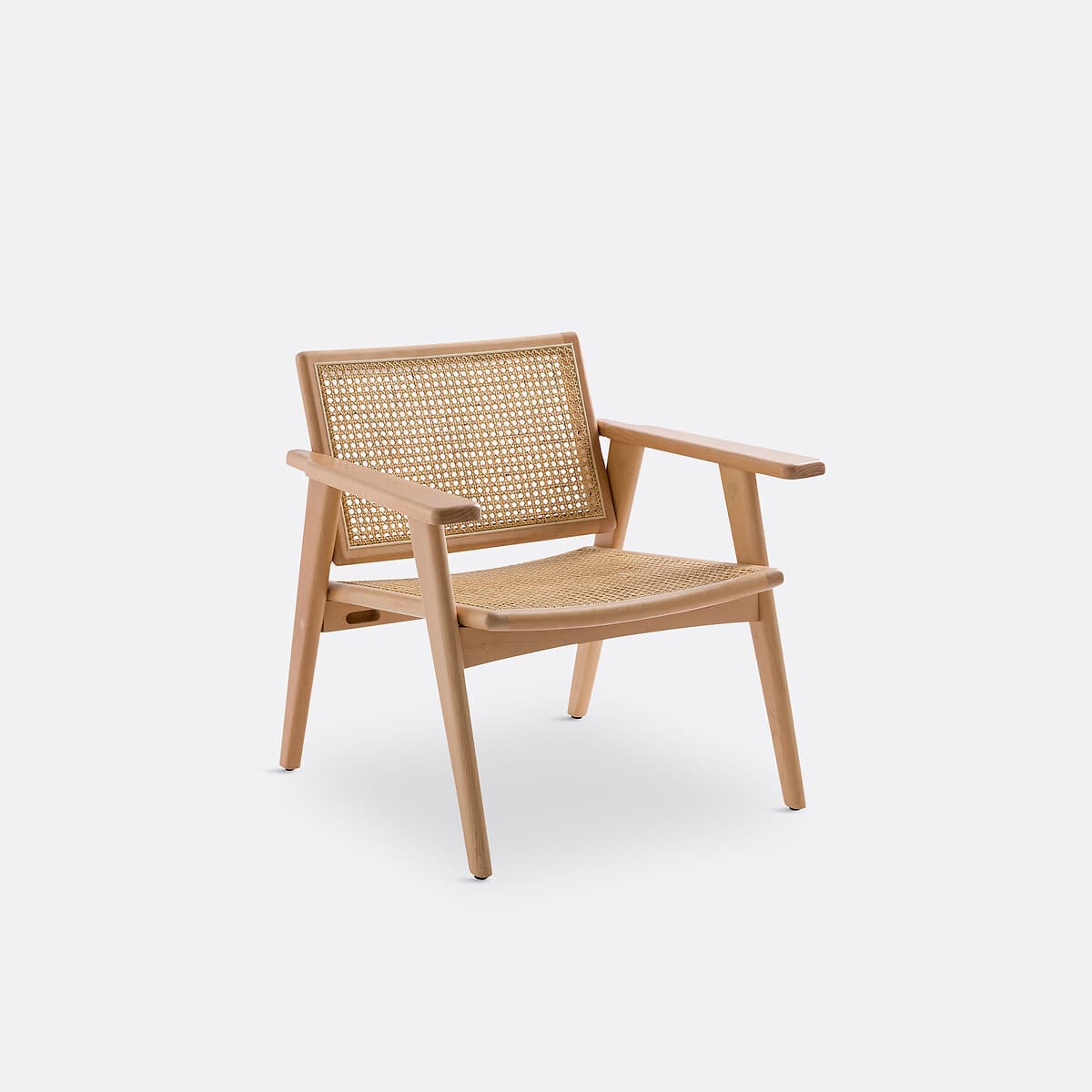 Sillón de madera clara con rejilla de ratán