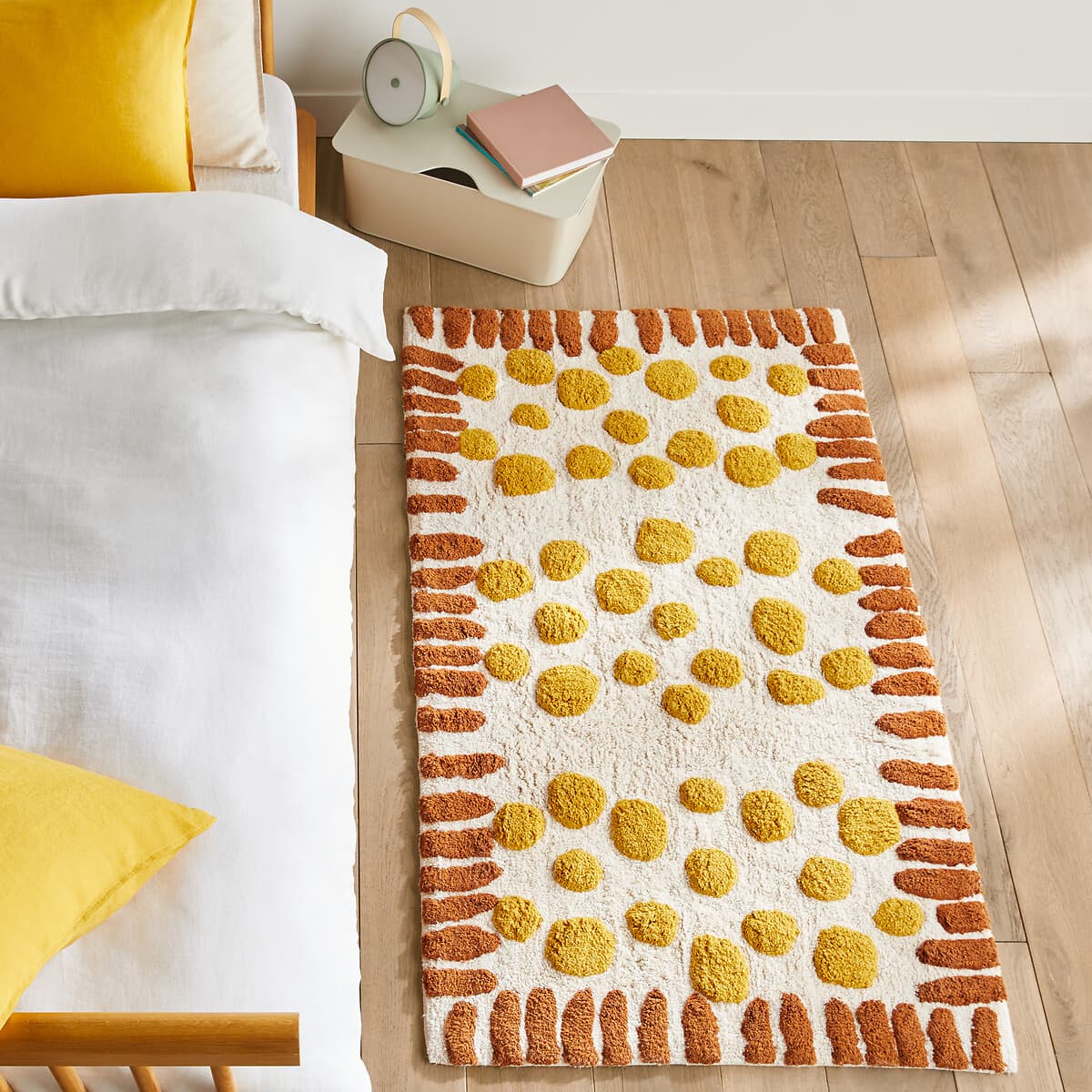 Alfombra de algodón con lunares amarillos y borde marrón