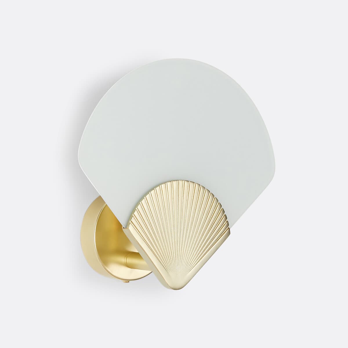 Aplique de pared dorado con pantalla blanca