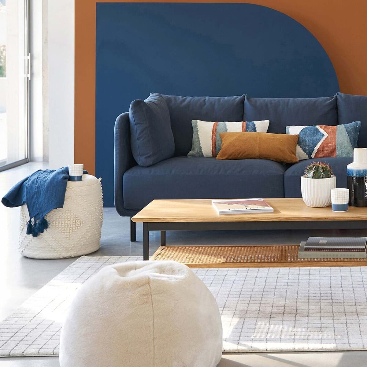 Sofá modular azul con mesa de centro de madera