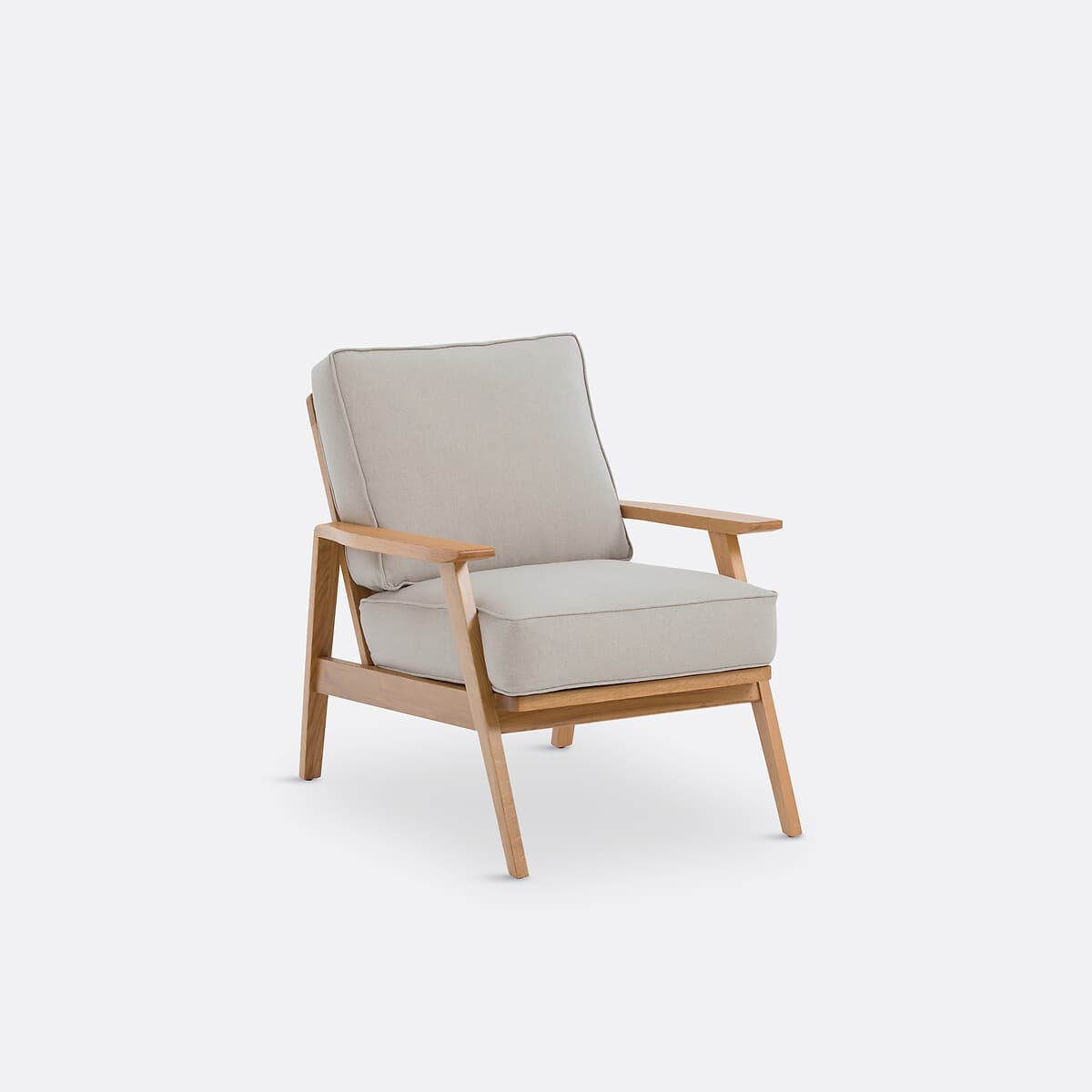 Sillón de madera clara y tapicería beige